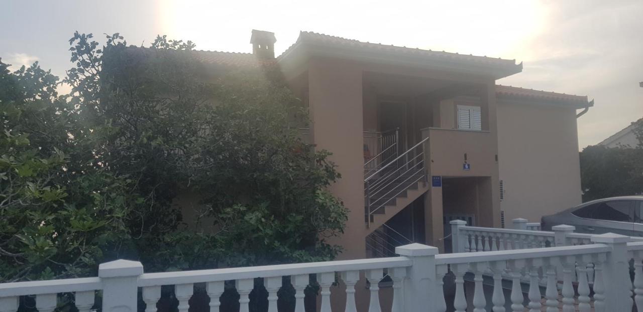 Apartmani Mira 클레노비차 외부 사진